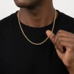 Chaine collier homme dorée maille torsadée acier inoxydable portée sur t-shirt noir vue de face