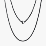 Chaine collier noire homme maille acier inoxydable fermoir mousqueton vue à plat fond blanc