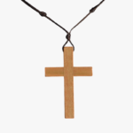 Collier bois clair homme croix chrétienne cordon tressé brun ajustable vue de face