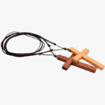 Collier bois homme croix chrétienne deux variantes bois clair et bois foncé cordon tressé brun ajustable