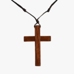 Collier bois foncé homme croix chrétienne cordon tressé brun ajustable vue de face