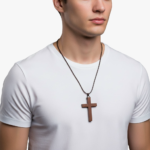 Collier bois foncé homme croix chrétienne cordon tressé brun porté t-shirt blanc