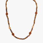 Collier perles de bois homme long perles mixtes bois symbole om laiton doré fond blanc
