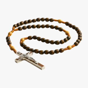 Collier chapelet bois homme pendentif crucifix argenté marron disposé en cercle fond blanc