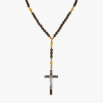 Collier chapelet bois homme pendentif crucifix argenté marron vue frontale fond blanc