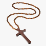 Collier chapelet homme pendentif crucifix en bois naturel sculpté marron avec perles de bois fond blanc