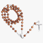 Collier chapelet homme perles bois naturel marron pendentif crucifix enroulé fond blanc chaîne argentée