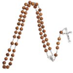 Collier chapelet homme perles bois naturel marron pendentif crucifix argenté fond blanc