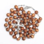 Collier chapelet homme perles bois naturel marron crucifix INRI argenté vue du dessus fond blanc