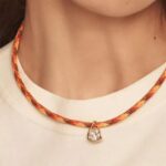 Collier cordon tressé rouge orange jaune pendentif triangle zircon blanc plaqué or porté pull blanc