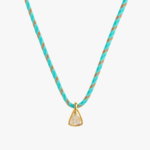 Collier cordon tressé turquoise orange pendentif triangle zircon blanc monture dorée fond blanc