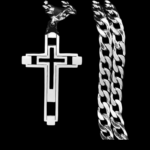 Collier croix homme acier inoxydable argenté ajourée double couche et détail chaîne gourmette cubaine fond noir