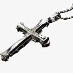 Collier croix homme acier inoxydable argenté zircons design gothique sculpté chaîne boule fond blanc