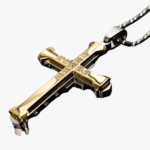 Collier croix homme acier inoxydable doré zircons design gothique sculpté chaîne boule fond blanc