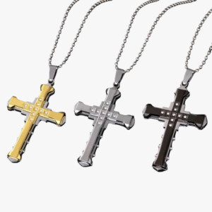 Collier croix homme acier inoxydable trois coloris doré argenté et noir zircons design gothique fond blanc