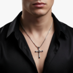 Collier homme argent pendentif croix strass cristaux blancs porté sur chemise noire fond blanc