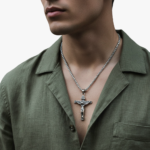 Collier croix homme crucifix acier inoxydable argenté antique porté pendentif jésus INRI chemise lin vert olive col ouvert