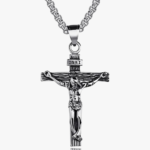 Collier croix homme crucifix acier inoxydable argenté antique pendentif jésus inscription INRI chaîne maille vénitienne vue de face