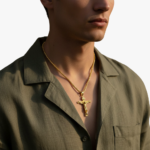Collier croix homme crucifix acier inoxydable doré porté pendentif jésus INRI chemise lin vert olive col ouvert