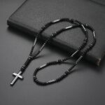 Collier croix homme argentée perles noires acier inoxydable style chapelet long fond cuir sombre