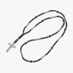 Collier croix homme argentée perles noires acier inoxydable style chapelet long vue à plat fond blanc