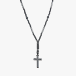 Collier croix homme noire perles noires acier inoxydable style chapelet long vue à plat fond blanc