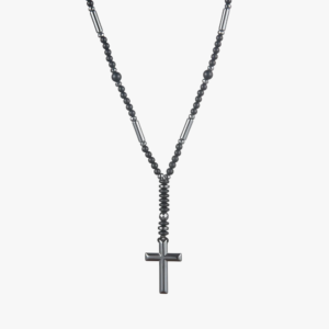 Collier croix homme noire perles noires acier inoxydable style chapelet long vue à plat fond blanc