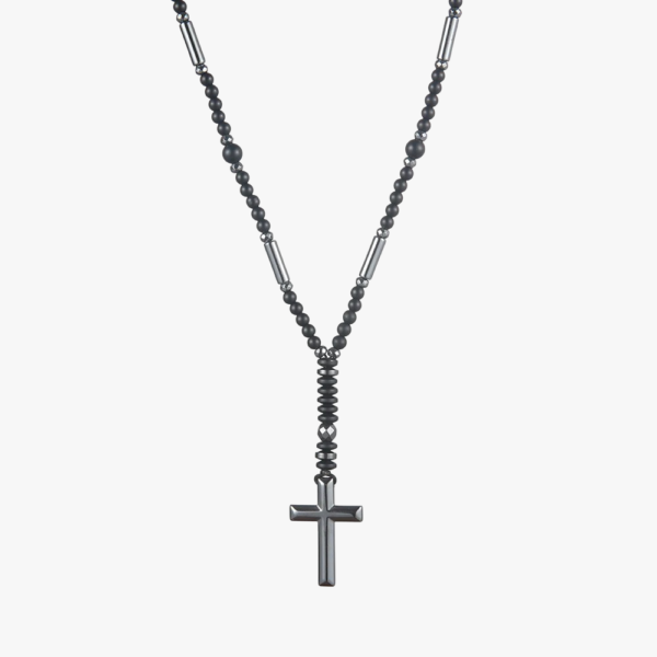 Collier croix homme noire perles noires acier inoxydable style chapelet long vue à plat fond blanc