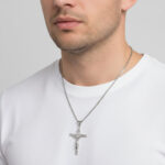Collier croix de Jésus homme acier inoxydable argent porté lifestyle t-shirt blanc