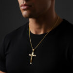 Collier croix de Jésus homme acier inoxydable doré porté lifestyle t-shirt noir