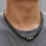 Collier cuir brun homme anneaux acier tricolore bronze argenté cuivré triple brin porté t-shirt gris