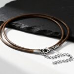 ollier cordon cuir marron homme tressé fermoir mousqueton chaîne d'extension fond ardoise