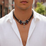 Collier cuir homme noir double rang perles bois multicolores pendentif croix argente fond blanc