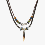 Collier cuir homme marron double rang perles bois bleu vert noir pendentif dent ivoire fond blanc
