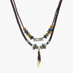 Collier cuir homme marron double rang perles bois bleu vert noir pendentif dent ivoire fond blanc