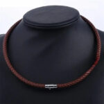 Collier cuir tresse homme ras du cou marron fermoir magnetique cylindrique argente sur buste noir