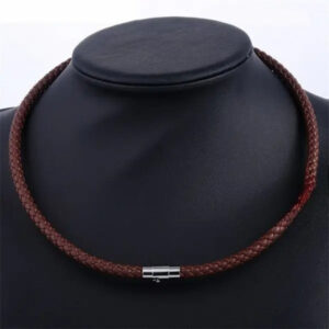 Collier cuir tresse homme ras du cou marron fermoir magnetique cylindrique argente sur buste noir