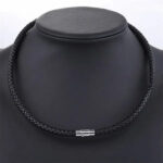 Collier cuir tresse homme ras du cou noir fermoir magnetique cylindrique argente sur buste noir