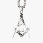 Collier franc-maçon pendentif équerre compas G acier argenté fond blanc