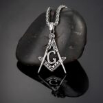 collier-franc-macon-pendentif-equerre-compas-g-acier-argente-fond-pierre