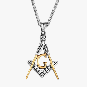 Collier franc-maçon pendentif équerre compas G acier bicolore argent et doré sur fond blanc