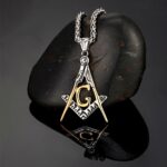 Collier franc-maçon pendentif équerre compas G acier bicolore argent et doré sur fond pierre noire