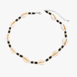 Collier homme coquillages cauri naturels et perles noires fond blanc fermoir mousqueton argente