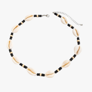 Collier homme coquillages cauri naturels et perles noires fond blanc fermoir mousqueton argente