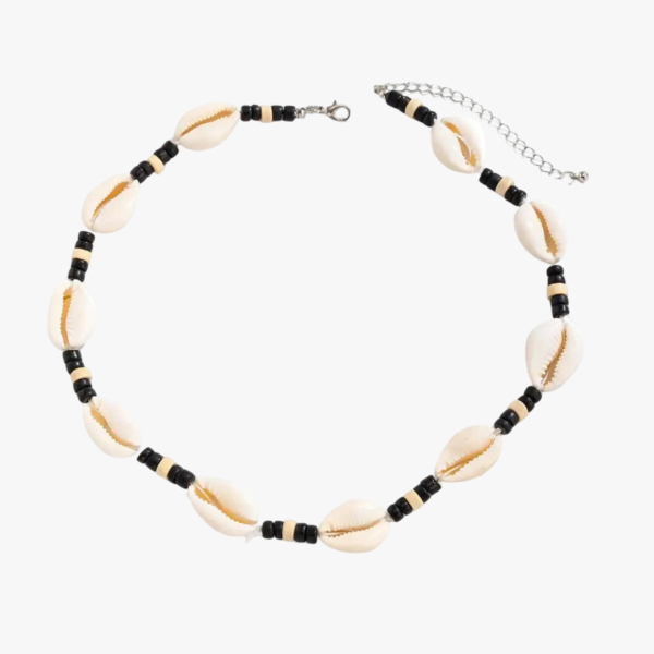 Collier homme coquillages cauri naturels et perles noires fond blanc fermoir mousqueton argente