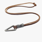Collier homme cordon cuir marron plat pendentif triangle argenté vue complète fond blanc