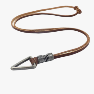 Collier homme cordon cuir marron plat pendentif triangle argenté vue complète fond blanc