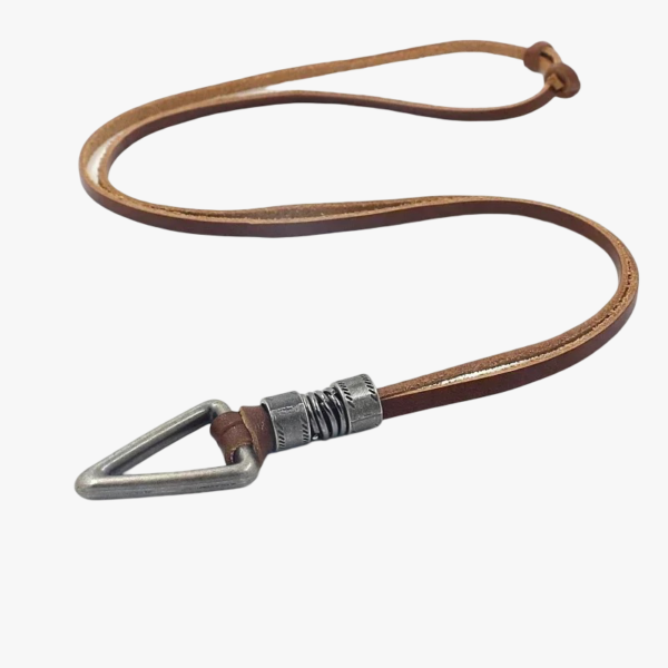 Collier homme cordon cuir marron plat pendentif triangle argenté vue complète fond blanc