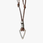 Collier homme cordon cuir marron pendentif triangle argenté vue frontale nœuds ajustables