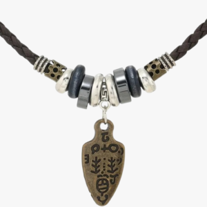 Zoom pendentif pointe de flèche bronze tribal gravé sur cordon cuir marron tressé avec anneaux hématite noire et perles acier argenté